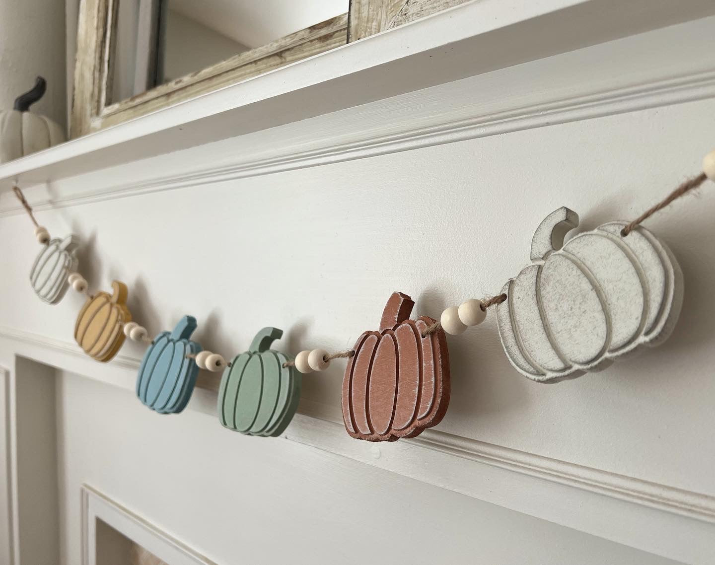 Fall pumpkin garland decoration for autumn mantle